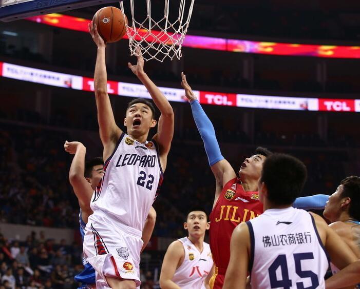 球迷纷纷向 球迷纷纷向